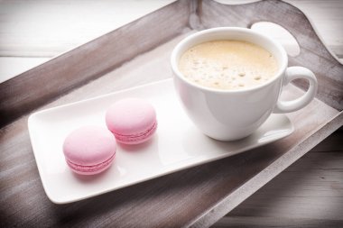 Makarna ve kahve masada. Stüdyo çekimi.