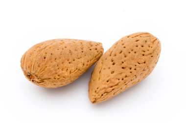 Bir grup badem fıstığı. Beyaz bir arkaplanda izole edilmiş.