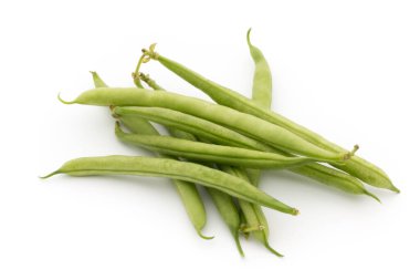 Beyaz arkaplanda yeşil fasulyeler izole edilmiş..