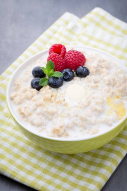 Böğürtlen ve böğürtlenli yulaf lapası.