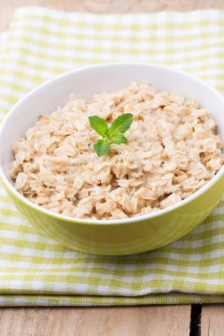 Yabanmersinli yulaf lapası. sağlıklı kahvaltı.