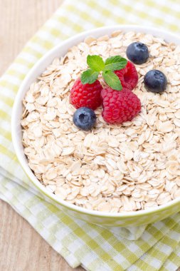 Böğürtlenli yulaf lapası. Ahududu ve yaban mersini.