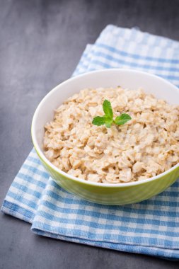 Yabanmersinli yulaf lapası. sağlıklı kahvaltı.