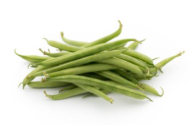 Beyaz arkaplanda yeşil fasulyeler izole edilmiş..