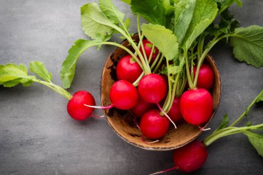 Turp taze, gri arka planda..