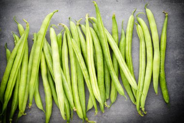 Gri arkaplanda yeşil fasulye.