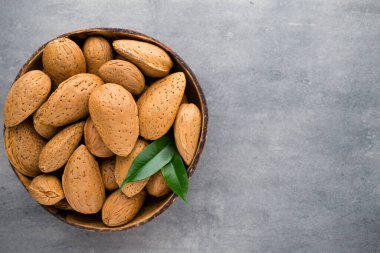 İzinli bir grup badem fıstığı. Ahşap arka plan..