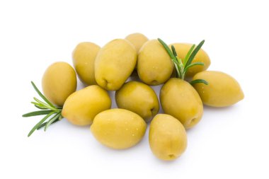 Turşulu yeşil zeytin, beyaz arka planda ağaç dalı.