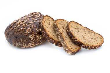 Beyaz arka planda izole edilmiş çavdar ekmeği dilimleri.