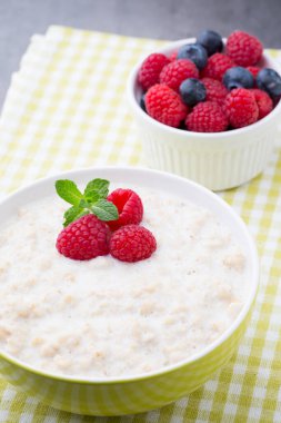 Böğürtlen ve böğürtlenli yulaf lapası.