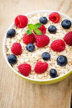 Böğürtlenli yulaf lapası. Ahududu ve yaban mersini.