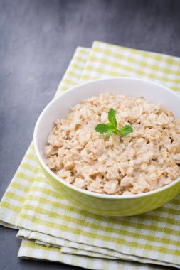 Yabanmersinli yulaf lapası. sağlıklı kahvaltı.