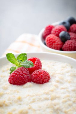 Böğürtlen ve böğürtlenli yulaf lapası.