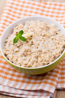 Yabanmersinli yulaf lapası. sağlıklı kahvaltı.