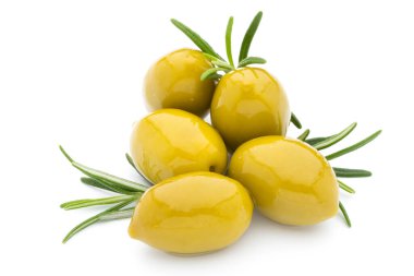 Turşulu yeşil zeytin, beyaz arka planda ağaç dalı.