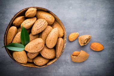 İzinli bir grup badem fıstığı. Ahşap arka plan..