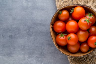 Gri arkaplanda domates.