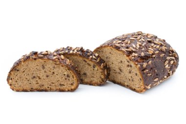 Beyaz arka planda izole edilmiş çavdar ekmeği dilimleri.