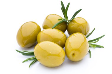 Turşulu yeşil zeytin, beyaz arka planda ağaç dalı.