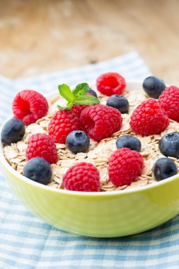 Böğürtlenli yulaf lapası. Ahududu ve yaban mersini.