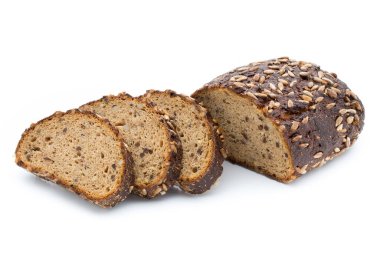 Beyaz arka planda izole edilmiş çavdar ekmeği dilimleri.