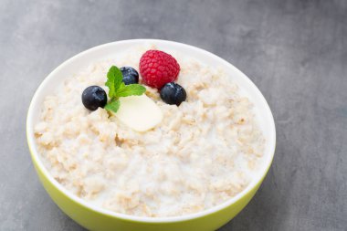 Böğürtlen ve böğürtlenli yulaf lapası.