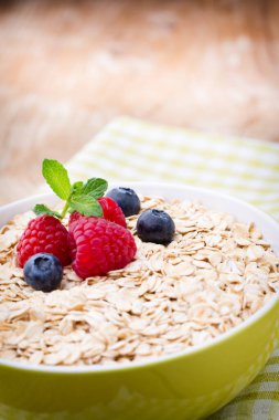 Böğürtlenli yulaf lapası. Ahududu ve yaban mersini.