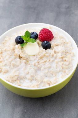 Böğürtlen ve böğürtlenli yulaf lapası.