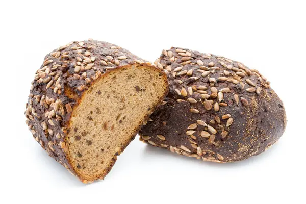 Beyaz arka planda izole edilmiş çavdar ekmeği dilimleri.