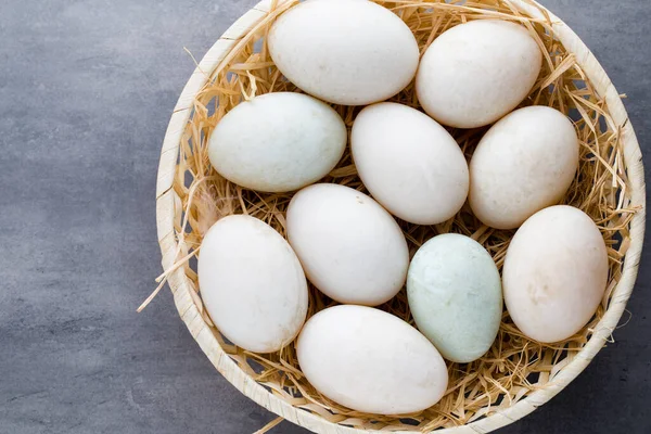 Качині Яйця Сірому Фоні Клітки — стокове фото