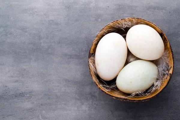 Huevos Pato Sobre Fondo Gris Jaula —  Fotos de Stock