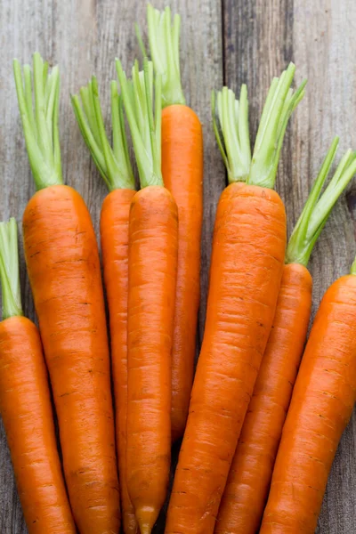 Свежая Морковь Деревенском Деревянном Фоне — стоковое фото