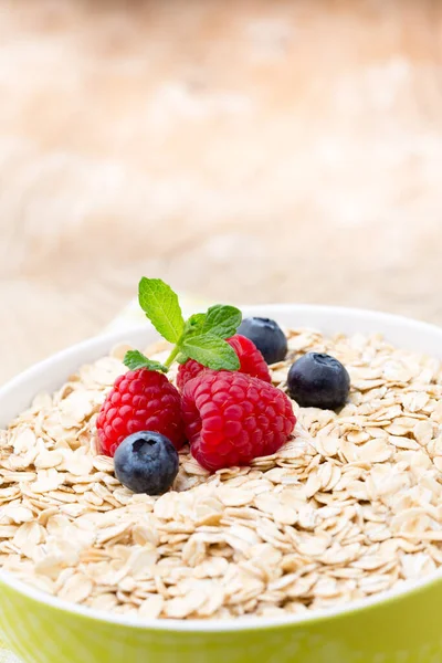 Gachas Avena Con Bayas Frambuesas Arándanos — Foto de Stock