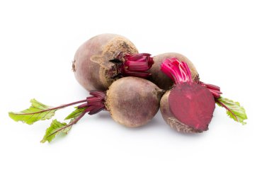 Pancar kökü beyaz arkaplanda izole edildi.