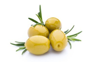 Turşulu yeşil zeytin, beyaz arka planda ağaç dalı.
