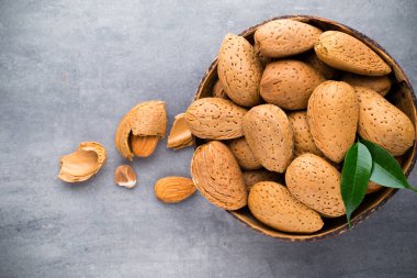 İzinli bir grup badem fıstığı. Ahşap arka plan..