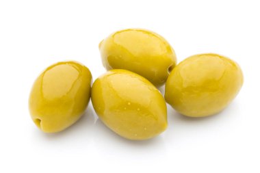 Turşulu yeşil zeytin, beyaz arka planda ağaç dalı.