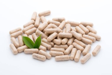 Beyaz arkaplanda Ginkgo biloba kapsülü.