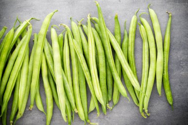 Gri arkaplanda yeşil fasulye.