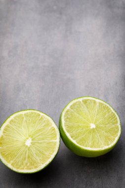 Meyveli kireç Gri bir masa.