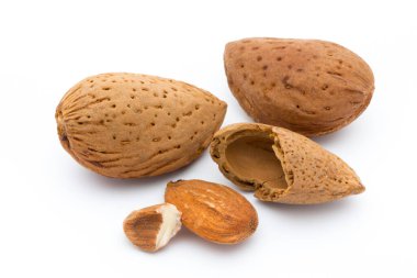 Beyaz arkaplanda yapraklı bademler