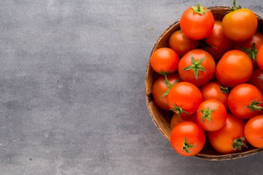 Gri arkaplanda domates.