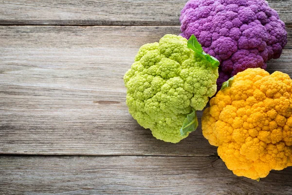 Rainbow Organic Cauliflower Wooden Table — Stock Photo, Image