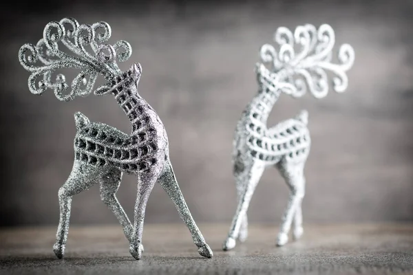 灰色の背景に銀の鹿 クリスマスの背景 ロイヤリティフリーのストック画像