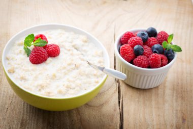 Böğürtlen ve böğürtlenli yulaf lapası.