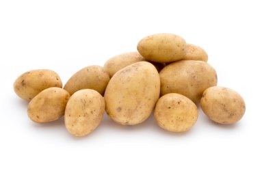 Beyaz arkaplanda izole edilmiş yeni patates.