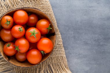 Gri arkaplanda domates.