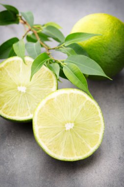 Meyveli kireç Gri bir masa.