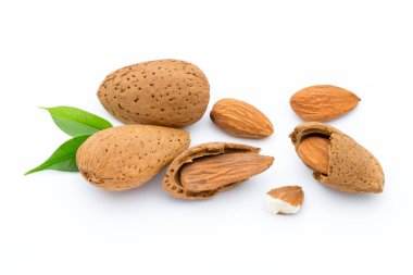 Beyaz arkaplanda yapraklı bademler