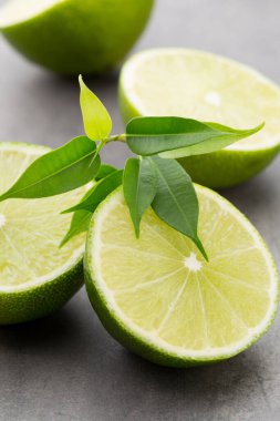 Meyveli kireç Gri bir masa.